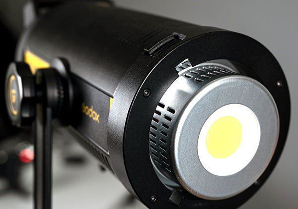 GODOX FV200 – новото хибридно LED осветление