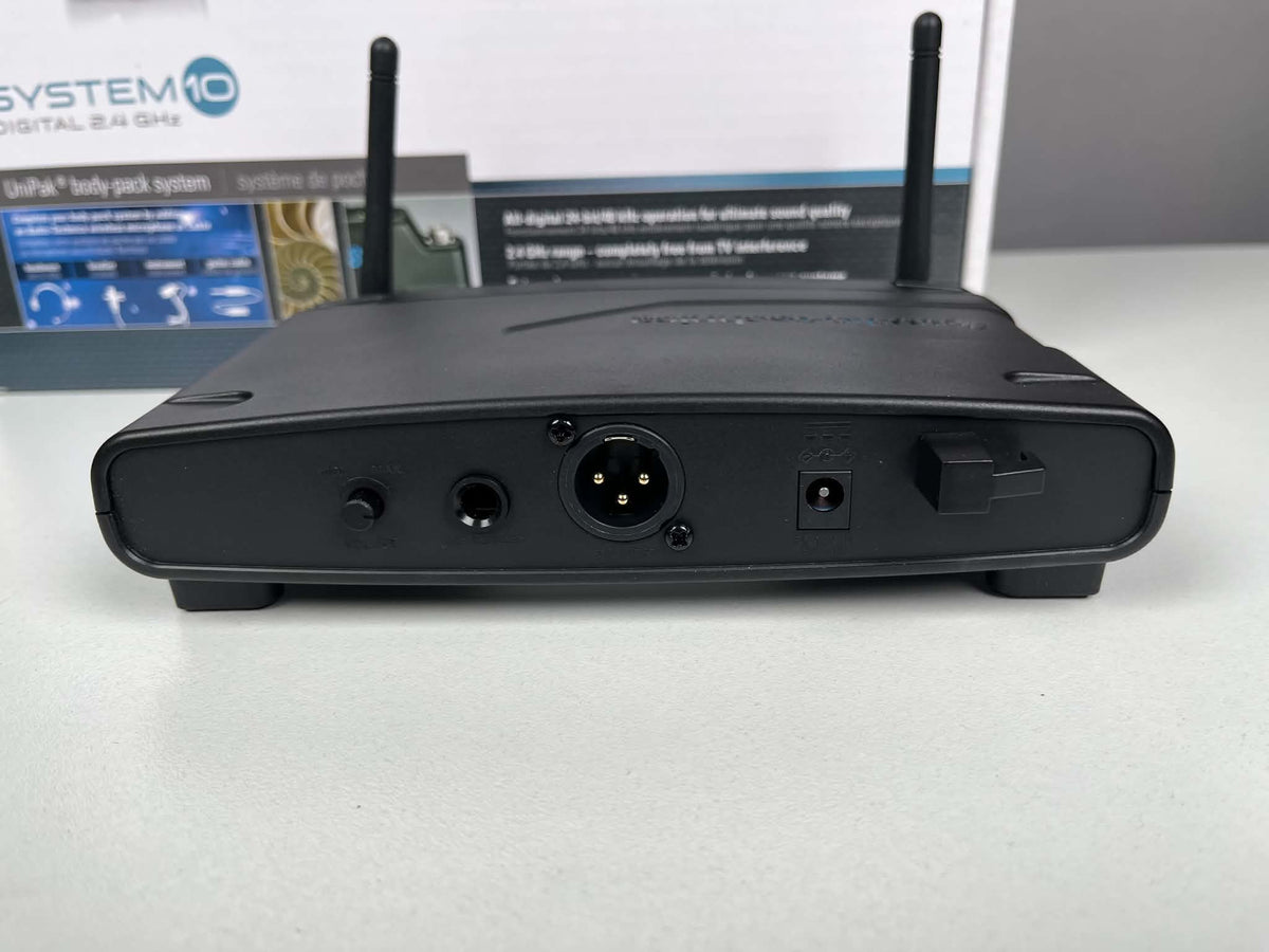 Втора употреба Безжична система Audio-Technica System 10 ATW-1101 /настолен приемник и предавател/ - без микрофон