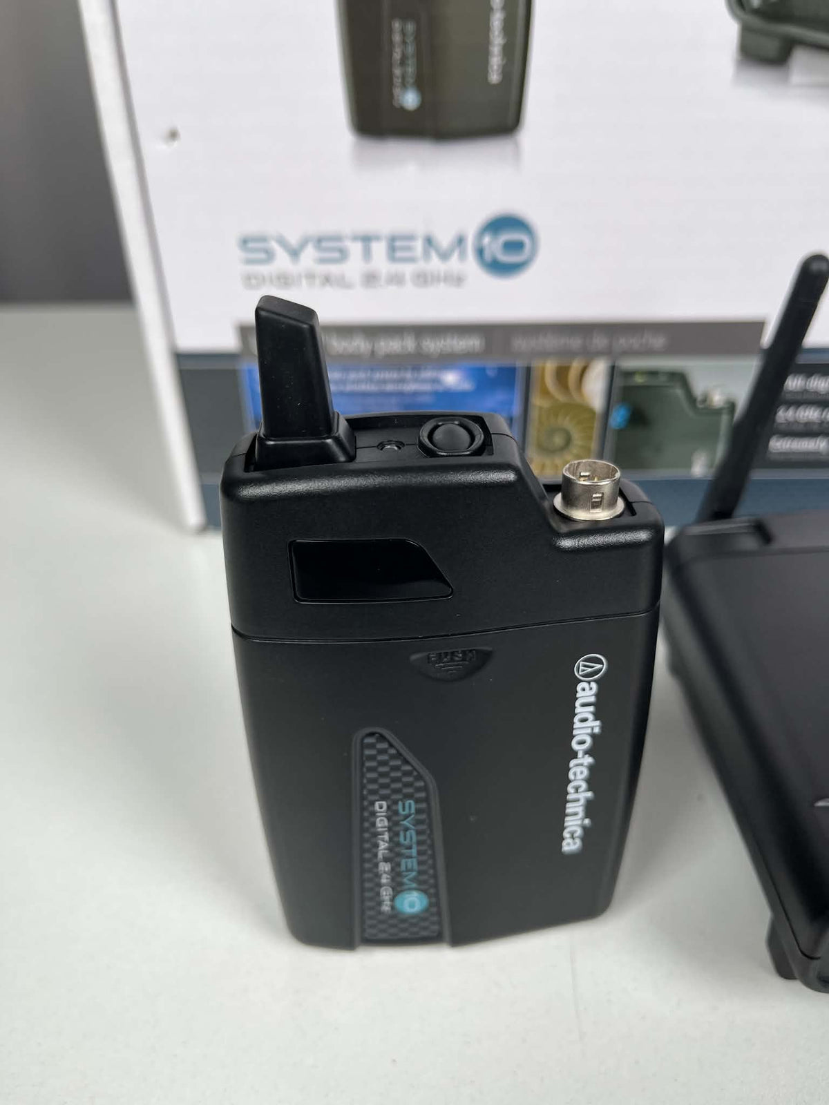 Втора употреба Безжична система Audio-Technica System 10 ATW-1101 /настолен приемник и предавател/ - без микрофон