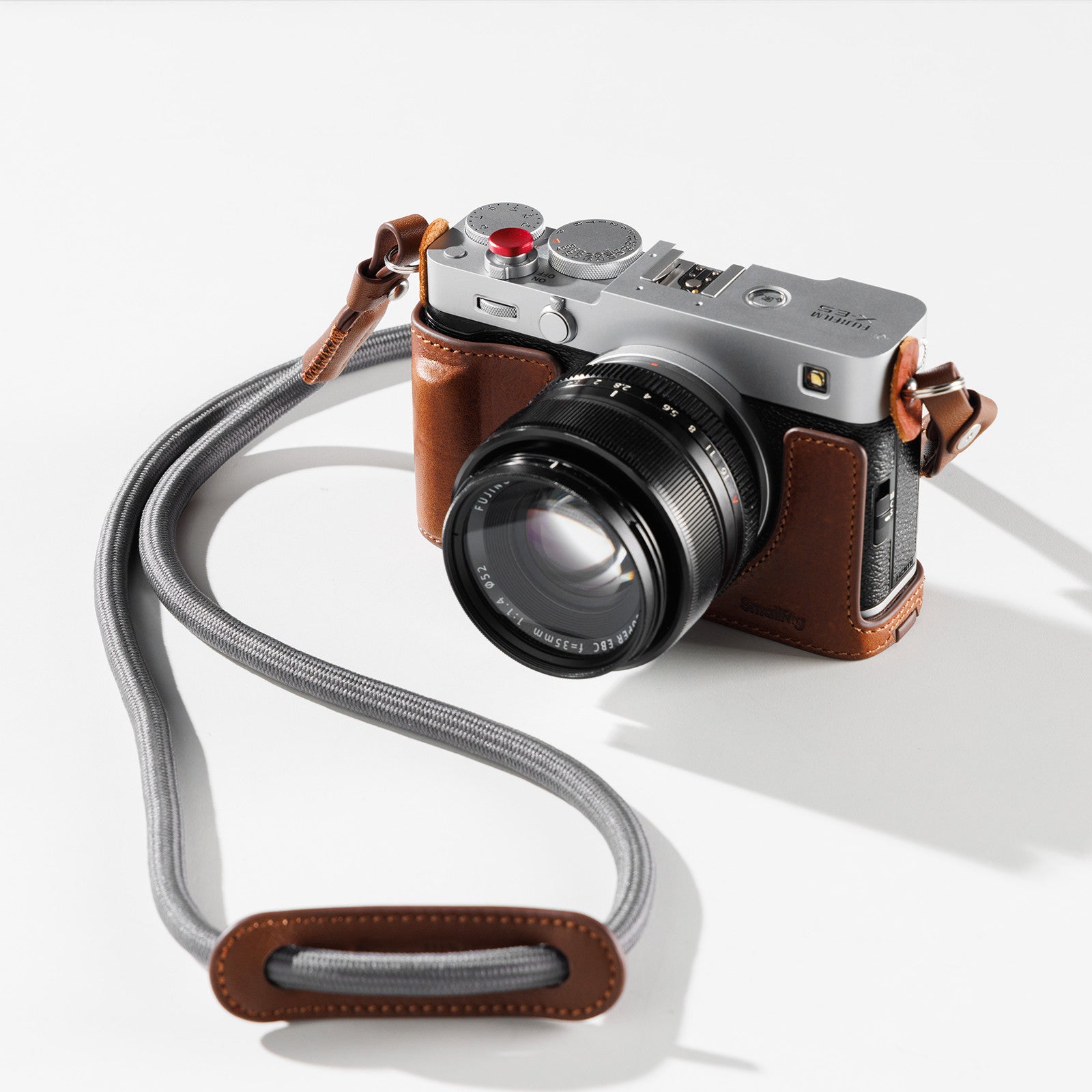Полуклетка с ремък от кожа SmallRig за камера FUJIFILM X-E5 кафява