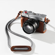 Полуклетка с ремък от кожа SmallRig за камера FUJIFILM X-E5 кафява