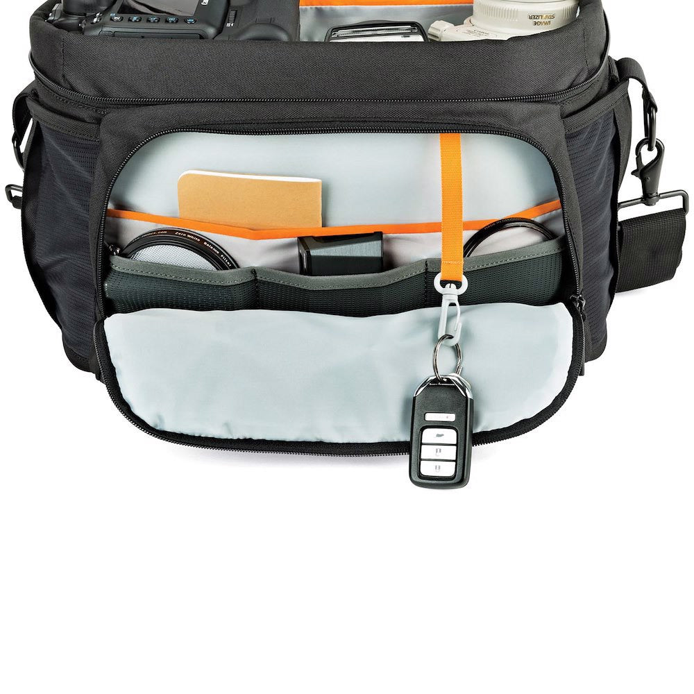 Чанта Lowepro Nova 200 AW II - Черно
