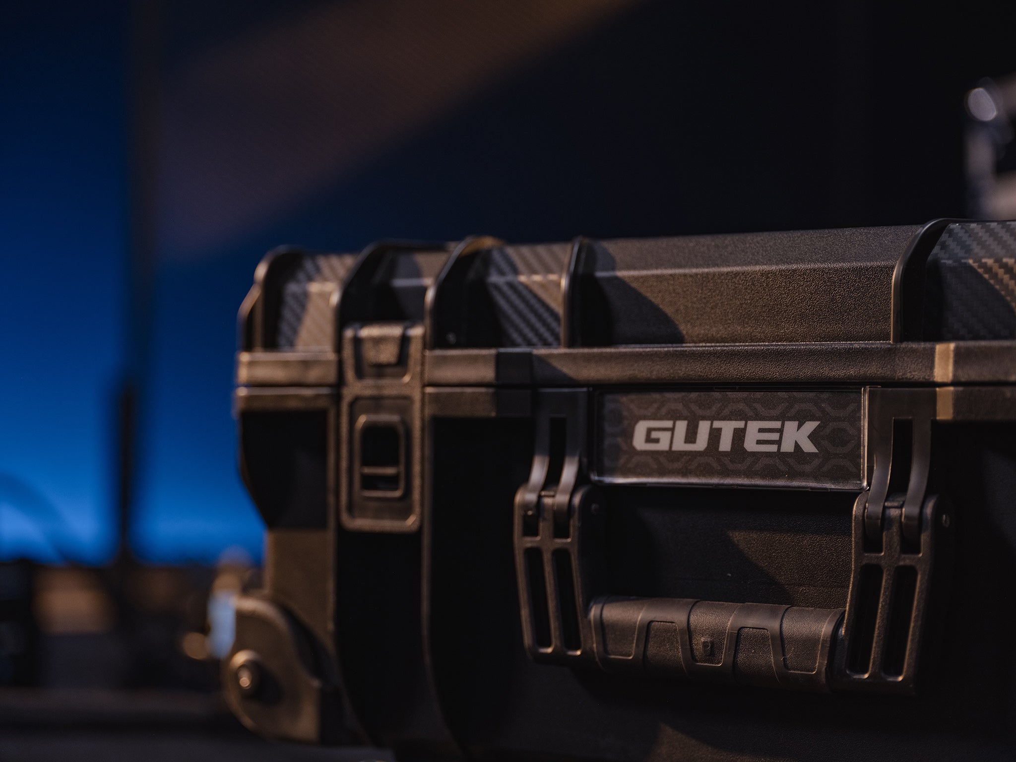 Твърд куфар с колелца GUTEK Tortoise T-300 Black - IP67