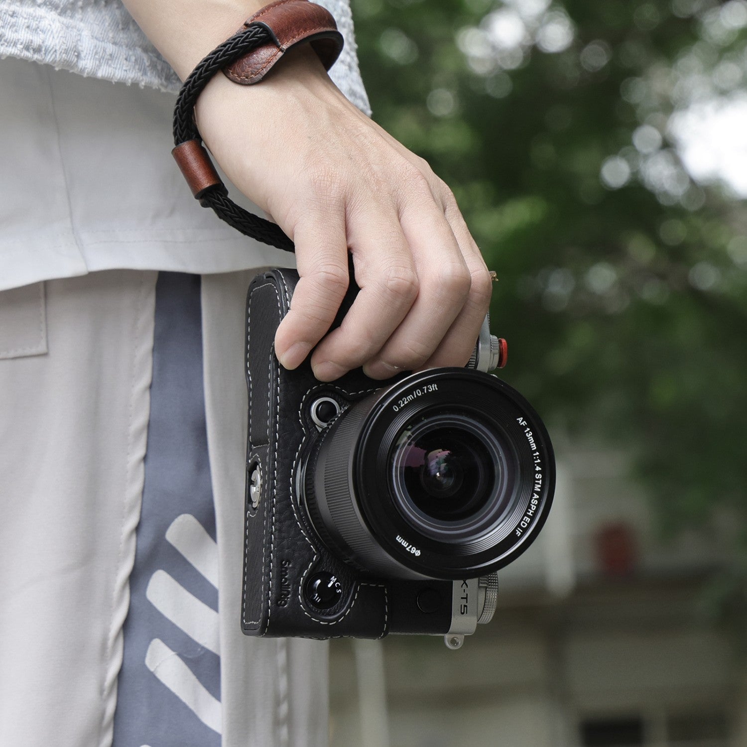 Полуклетка с ремък от кожа SmallRig за камера FUJIFILM X-T5