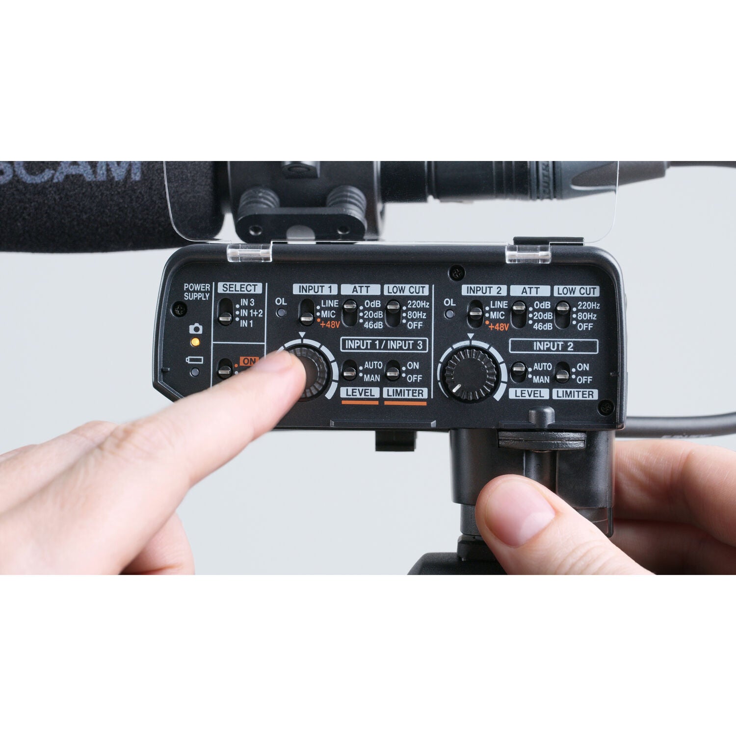 Аудио XLR адаптер Tascam CA-XLR2d-C с краче за фотоапарати и камери Canon