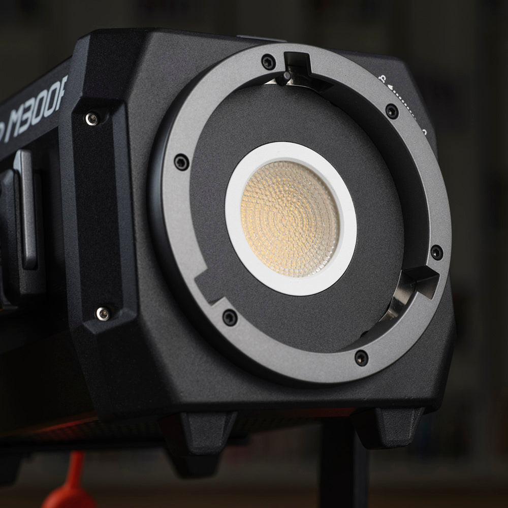 Диодно осветление Godox KNOWLED M300R RGB с куфар