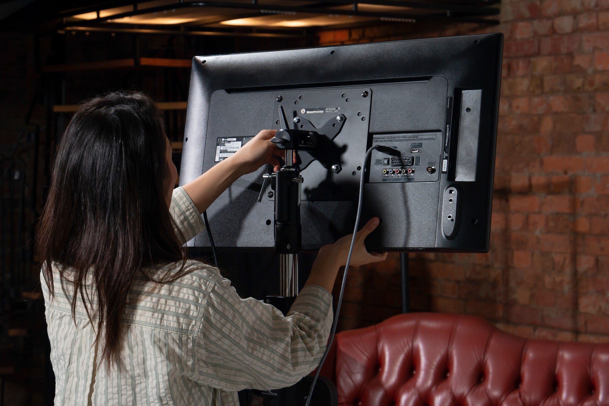 Manfrotto TetherGear VESA монтажен адаптер за монитори и телевизори 75x75 и 100x100