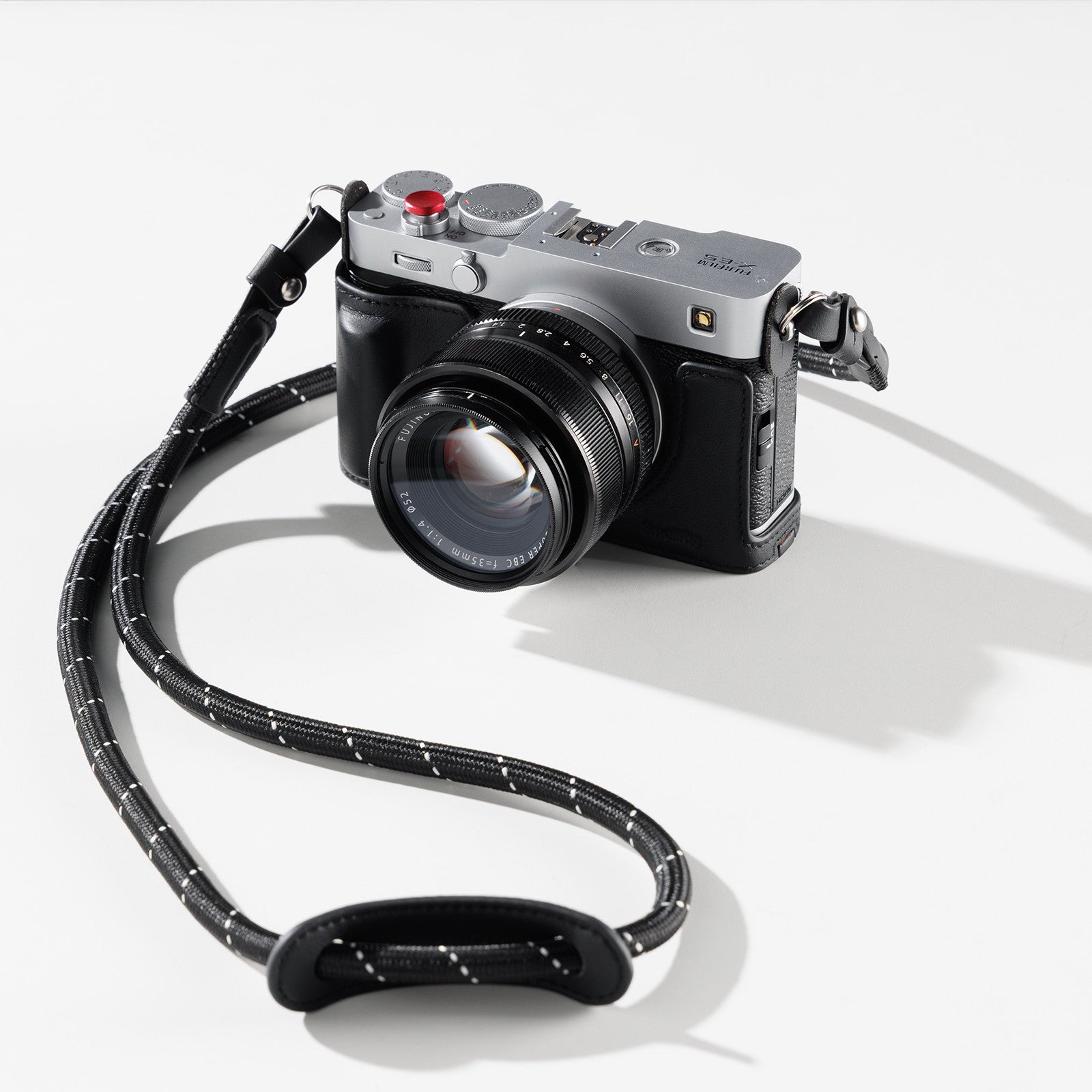 Полуклетка с ремък от кожа SmallRig за камера FUJIFILM X-E5 черна